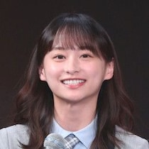 影山優佳 ピチピチシャツで細身ボディラインが露わに…チャックの“ちょい開け”にツッコミ