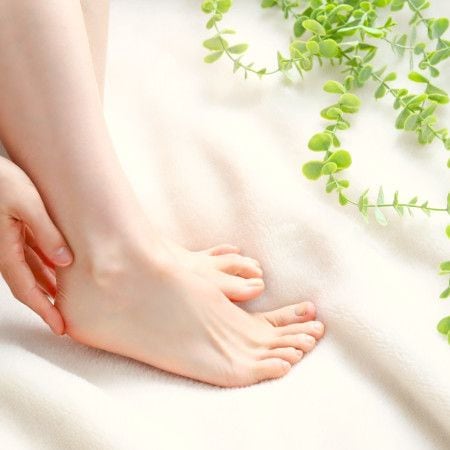 サンダルを履きたいけれど足元がガサガサ……忙しくても続く“寝る前1分”の「角質ケア」