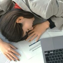 午後の眠気に打ち勝つ！集中力を途切れさせない「夏のランチ」選び