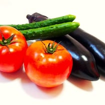 夏の“あと一品”はコレに決まり！1分で作る火を使わない「トマト・きゅうり・ナス」の副菜