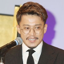 「演技はコミュニケーション」小栗旬がUTAに贈ったアドバイスに見え隠れする松本潤との“距離”
