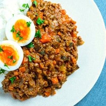 夏の限界夕飯はこれに決まり！一瞬で火が通る、超時短「ひき肉夏野菜カレー」