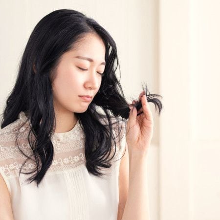 気が付けば毛先をクルクルしている……髪の毛を触る癖がある女性の心理とは？