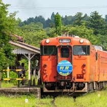 中井貴一と瀧本美織「ミキプルーン」テレビCMに登場する「あの駅」はどこにあるのか…実は千葉県の「登録有形文化財」だった