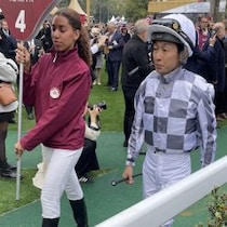 【凱旋門賞ナマ観戦記③】騎手の入場・騎乗をスマホ撮影して…日本のパドックとは違う光景が