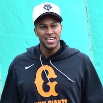 外国人投手初の「250セーブで名球会入り」巨人・マルティネスが「高いハードル」を超える来季カウントダウン