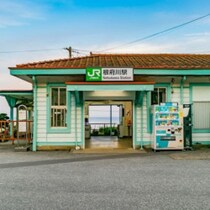 【目撃レポート】関西万博の撮り鉄に続いてアニメファンが…「不正乗車の聖地」と化した「アニメ聖地巡礼」無人駅の悪質手口