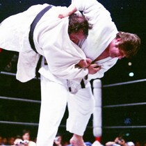 「プロレスVS格闘技」大戦争〈猪木VSルスカより前に企画されていた大一番　幻に終わった東京五輪金メダリストとの大晦日決戦〉