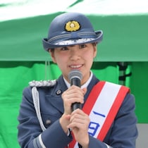 美人卓球選手・長﨑美柚が一日警察署長で巨大モールに降臨！笑顔の即席撮影会に見え隠れする「Tリーグの苦境」とは