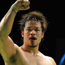 【潮崎豪「ノア退団」ショックの大波紋】元同僚・小峠篤司「土下座謝罪＆ベルト返上」に副社長・丸藤正道が加勢も物議は過熱！