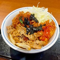 【潜入実食ガチレポ】ごはん泥棒すぎる！かつやの「牛豚鶏ビビンカツ丼」は旨辛×カツで箸が止まらない