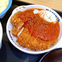 【潜入実食ガチレポ】「うまトマ×ロースかつ」ついに実現！松のや新作がガチでハンバーグ超えしていた