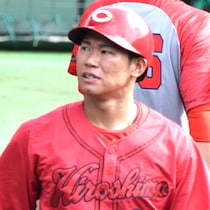 広島・新井貴浩監督が「捕手・坂倉将吾」に見切りをつけた「コンバート通告」最低盗塁阻止率と打撃低下にダメ出し