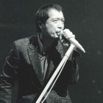 矢沢永吉を「無冠の帝王」へと引きずり下ろす「小田和正と松田聖子の脅威」歴代最年長も最多も…