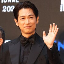 離婚発表のディーン・フジオカにテキトー男が「夫婦Ｔシャツ」をプレゼントした「視聴者の微妙な心境」