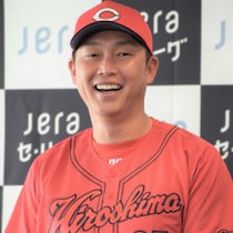 超異例！ヤクルト一筋の石井弘寿投手コーチを招聘した広島カープの「泣きどころ解消」と「意外な因縁」