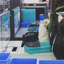 【バズり中】「釣り用ベスト」のポケットに小物をじゃんじゃん詰め込んで…「LCC機内持ち込み７kgルール」突破はOKか