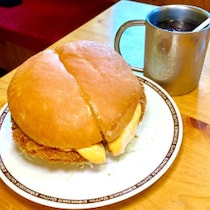 【潜入実食ガチレポ】コメダ史上最重量級「ドデカチーズメンチバーガー」は２度楽しめる