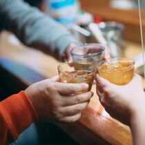 コアなファンがつくYouTuberのオフ会に行ったら不満大爆発！「会費１万円で茶碗１杯分」と「記念撮影完全NG」