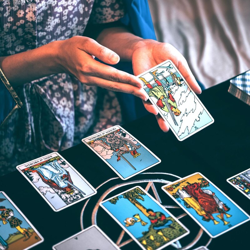 テレビから占い師が消える!視聴者の需要はあっても放送から手を引く理由