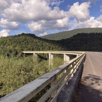 【北海道の絶景スポット】「通行可能が1年で1カ月だけ！」幻の道路は今が紅葉のピーク