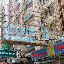 香港「高層マンション大規模火災」で浮き彫りになった「致命的な弱点」竹製足場の炎が外壁をつたって上階へ一直線！