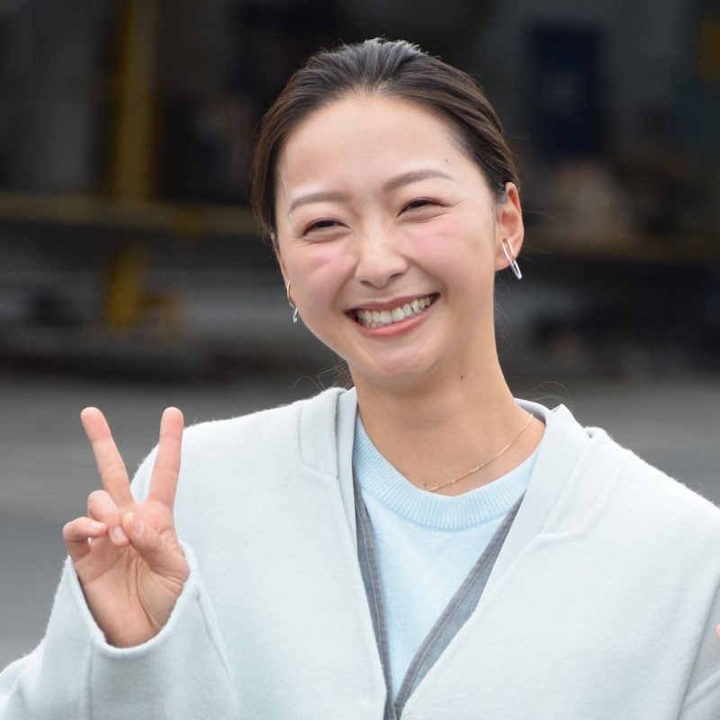 鈴木誠也夫人・畠山愛理がトラック運転手たちに「癒やし」配布！大開脚「軟体ボディ」も見せつけたッ