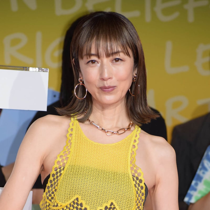 〈生粋の艶気質〉高岡早紀がグリーン車を練り歩く「艶ボディ美女」の貫禄／有名美女「魔性の媚態」ミステリー