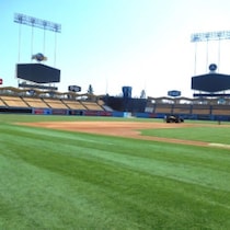 ドジャース12年連続「観客動員１位」のドジャースタジアム「日本商品専門ブース」で好評な「日本酒・焼酎・コスメ」