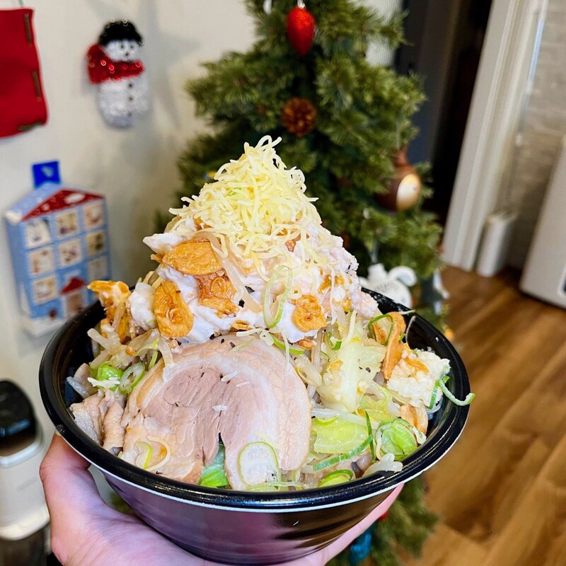 【潜入実食ガチレポ】「伝説のすた丼屋」の二郎インスパイア系「クリスマスモンスター丼」でニンニクにまみれろ！
