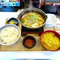 【潜入実食ガチレポ】「吉野家」渾身の自信作「牛肉玉ラーメン鍋膳（とんこつ）」の「スーパーの麺？」「味がしない…」に困惑
