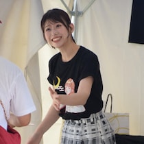 元AKB・佐藤朱アナを前面に異例の荒稼ぎ「パック旅行、グッズ販売などもはや“tbc商法”」