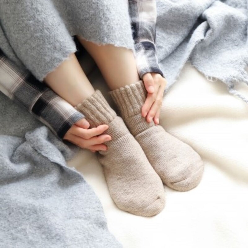 ユーザー絶賛！じんわり温かいワークマン「休足リカバリーソックス」締めつけなしの快適度