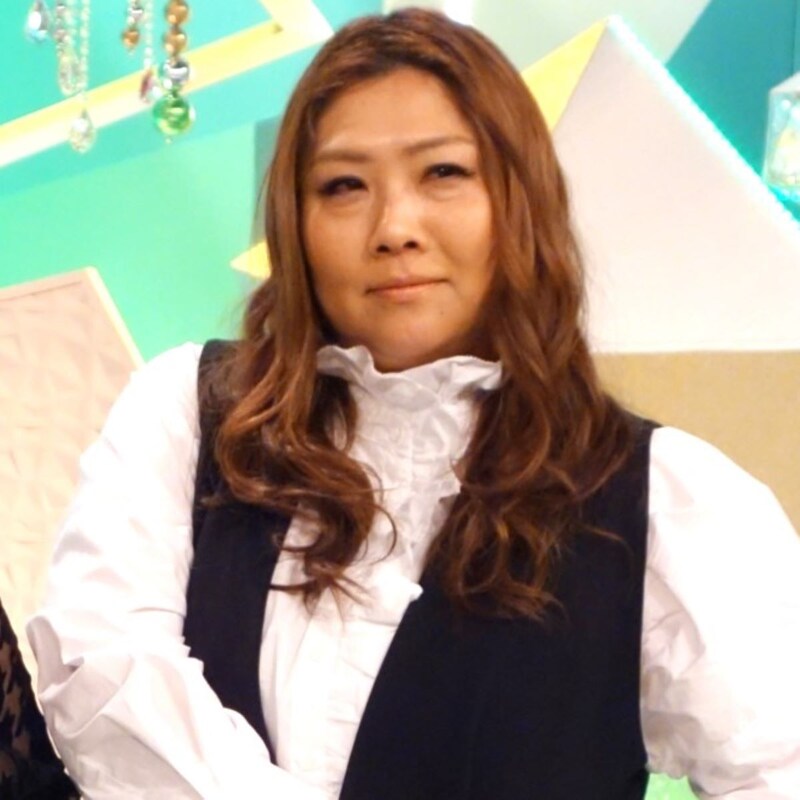 No.1女漫才師を知らないって!? 「M-1審査員」海原ともこは「伝説の祖母と父」と「元アイドルの夫」を持つ「関西の顔」