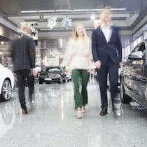 注文殺到で受付中止の店舗まで！トヨタ新型RAV4「長期納車待ち」を回避したい人が「必ずやるべきこと」