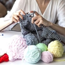 爆発的「編み物ブーム」の不思議すぎる正体「黙々と編んで完成したら糸をほどく」無限編みループの「目的」