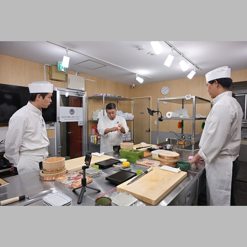 〈寿司職人〉穴子の捌き方からガリの仕込みまで指導「2カ月コース」の卒業試験は客前で握る/中高年がAIに克つ!稼げる「職人への道」“超”入門