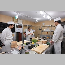 〈寿司職人〉穴子の捌き方からガリの仕込みまで指導「2カ月コース」の卒業試験は客前で握る／中高年がAIに克つ！稼げる「職人への道」“超”入門