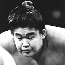 二宮清純の「“平成・令和”スポーツ名勝負」〈土俵際の魔術師、ミリ単位の決着〉