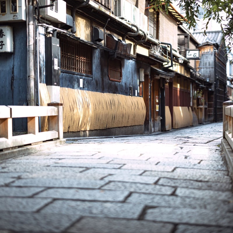 京都・祇園の夜に異変発生「店に溢れ返ったキャストが客にせびる」最悪の居心地で離れた常連客はスナックへ