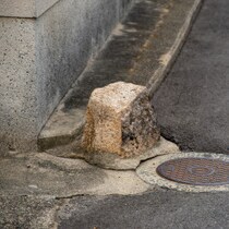 京都の路地で注目集まる「いけず石」とは？観光客との摩擦と文化の継承に揺れる“無言の気配り”