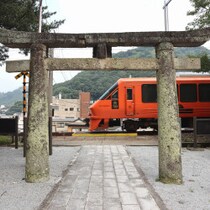 神社の境内にある撮り鉄スポット「珍踏切」で外国人観光客死亡…急増する「インバウンド踏切事故」の危険
