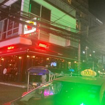 日本人観光客がタイで大問題に！トゥクトゥク大暴走⇒死亡事故「酔った勢い・信号無視・禁止エリア侵入」のやりたい放題