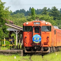 中井貴一と瀧本美織「ミキプルーン」テレビCMに登場する「あの駅」はどこにあるのか…実は千葉県の「登録有形文化財」だった