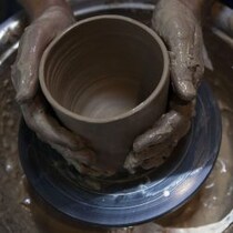 元アイドルSが料理を彩る陶芸制作