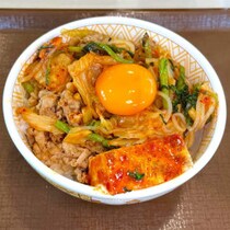 「すき家」今年も「月見すきやき牛丼」登場！辛旨×すき焼きでご飯が止まらない
