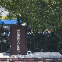 大阪・関西万博「全面禁煙」をあざ笑う「裏口で吸い殻」「スタッフ喫煙発覚」で喫煙所増設に大阪市民のホンネ