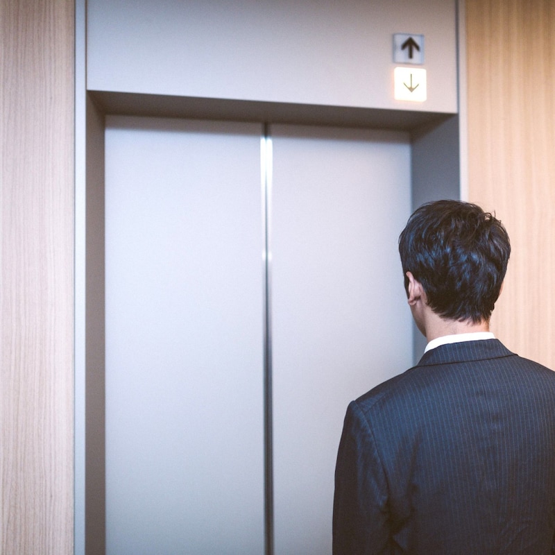 2026年３月末「NTTドコモ3G回線」完全停波で危惧される「高齢者の孤立」「エレベーター閉じ込め」恐怖のパニック現場