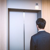 2026年３月末「NTTドコモ3G回線」完全停波で危惧される「高齢者の孤立」「エレベーター閉じ込め」恐怖のパニック現場