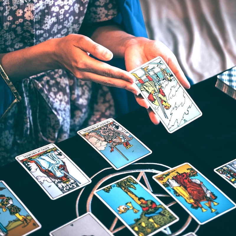 テレビが占いを信じるのは新年三が日まで…正月特番でなぜか占い番組が「解禁」される切実な放送ウラ事情